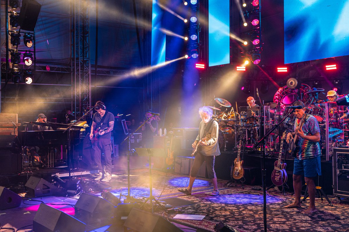 deadandcompany's tweet photo. A sunshine daydream, truly! Thank you for an unforgettable time at @PlayTheSand. Our cups are full. 🌹💀🏝⚡️ 

📸: @JayBlakesberg &amp; @AliveCoverage https://t.co/wLvLoI4dt3