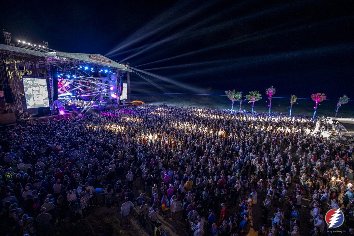 deadandcompany's tweet photo. A sunshine daydream, truly! Thank you for an unforgettable time at @PlayTheSand. Our cups are full. 🌹💀🏝⚡️ 

📸: @JayBlakesberg &amp; @AliveCoverage https://t.co/wLvLoI4dt3