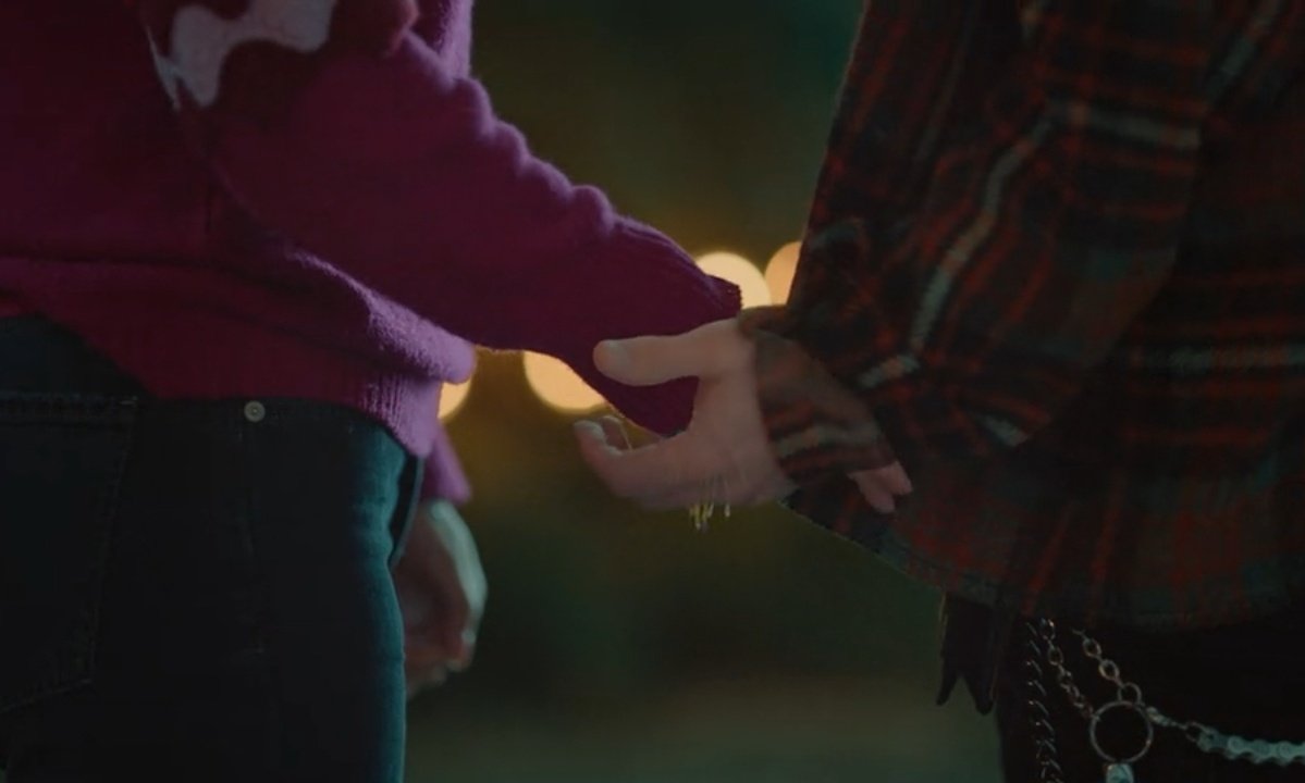 bissexualuke's tweet photo. o luke falando para a julie que eles tem uma "relaçãozinha interessante" ainda é motivo dos meus colapsos https://t.co/is3cIq1B29