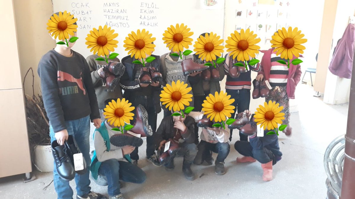 Elmadere İlkokulunda öğrenim gören yavrularımıza kışlık bot yardımında bulunduk.
<a href="/drkerem/">Kerem Kınık</a>
<a href="/Kizilay/">Türk Kızılay</a>
<a href="/TuncayKaldirim/">Tuncay Kaldırım</a>