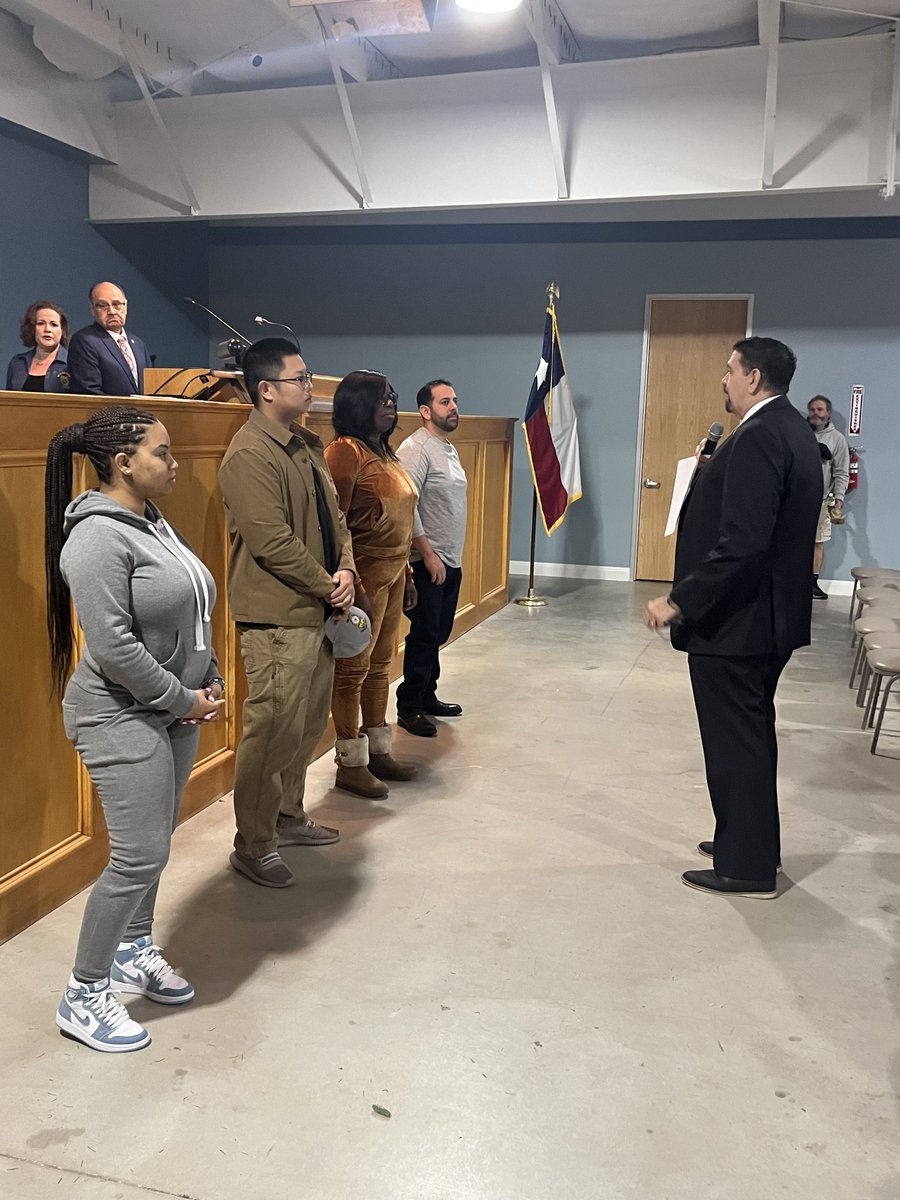 teamster988's tweet photo. At last Sunday's General Membership Meeting, Local 988 President Robert Mele was honored to swear in new Members:
Saul Garcia, Kroger
Martin Le, UPS
Angelicia Plunkett, ABF
Jacquelinn Quinn, UPS
Congratulations and welcome!
#988Strong #TeamsterStrong https://t.co/Xro3nCuOf9