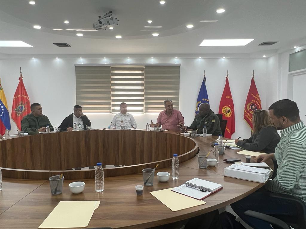 vargas_mimou's tweet photo. Con miras a garantizar tareas en conjunto en favor de la defensa de la soberanía nacional, la garantía de la vida y el derecho a la paz de nuestro Pueblo nos reunimos este miércoles con el equipo de trabajo del Alm @wlc96, de la @VPSSPSP. 
#BastaDeTerrorismoEconómico https://t.co/n5LjvLi3fV