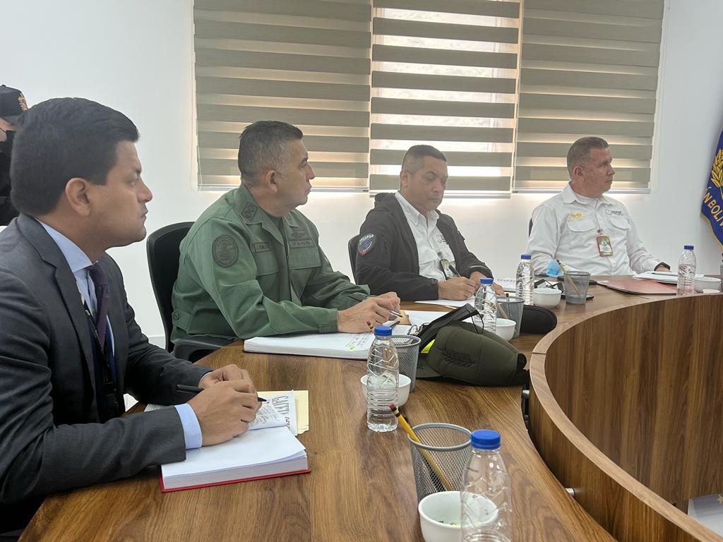 vargas_mimou's tweet photo. Con miras a garantizar tareas en conjunto en favor de la defensa de la soberanía nacional, la garantía de la vida y el derecho a la paz de nuestro Pueblo nos reunimos este miércoles con el equipo de trabajo del Alm @wlc96, de la @VPSSPSP. 
#BastaDeTerrorismoEconómico https://t.co/n5LjvLi3fV