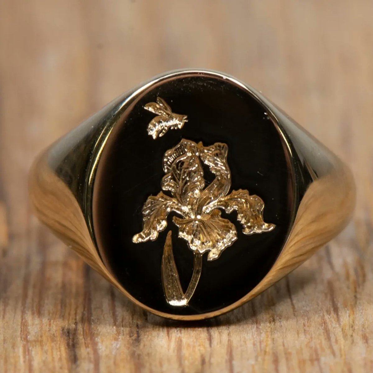 athousandfacets's tweet image. I'm always in the lookout for signet rings, and these beauties by @rebussignetrings caught my eye, especially the first one named "festina lente" which is a historic illustration! I love seeing this engravings come to life in the work!
#rebussignetrings  #signetring #engraving