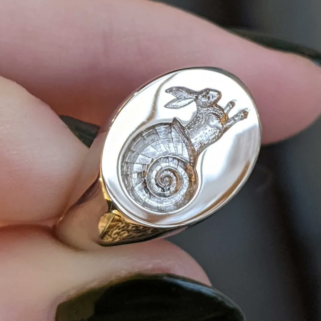 athousandfacets's tweet image. I'm always in the lookout for signet rings, and these beauties by @rebussignetrings caught my eye, especially the first one named "festina lente" which is a historic illustration! I love seeing this engravings come to life in the work!
#rebussignetrings  #signetring #engraving