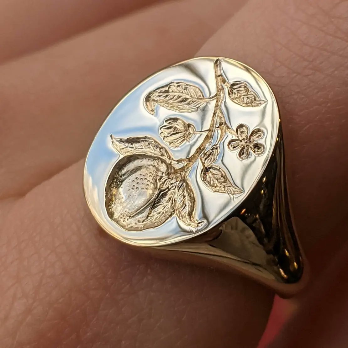 athousandfacets's tweet image. I'm always in the lookout for signet rings, and these beauties by @rebussignetrings caught my eye, especially the first one named "festina lente" which is a historic illustration! I love seeing this engravings come to life in the work!
#rebussignetrings  #signetring #engraving