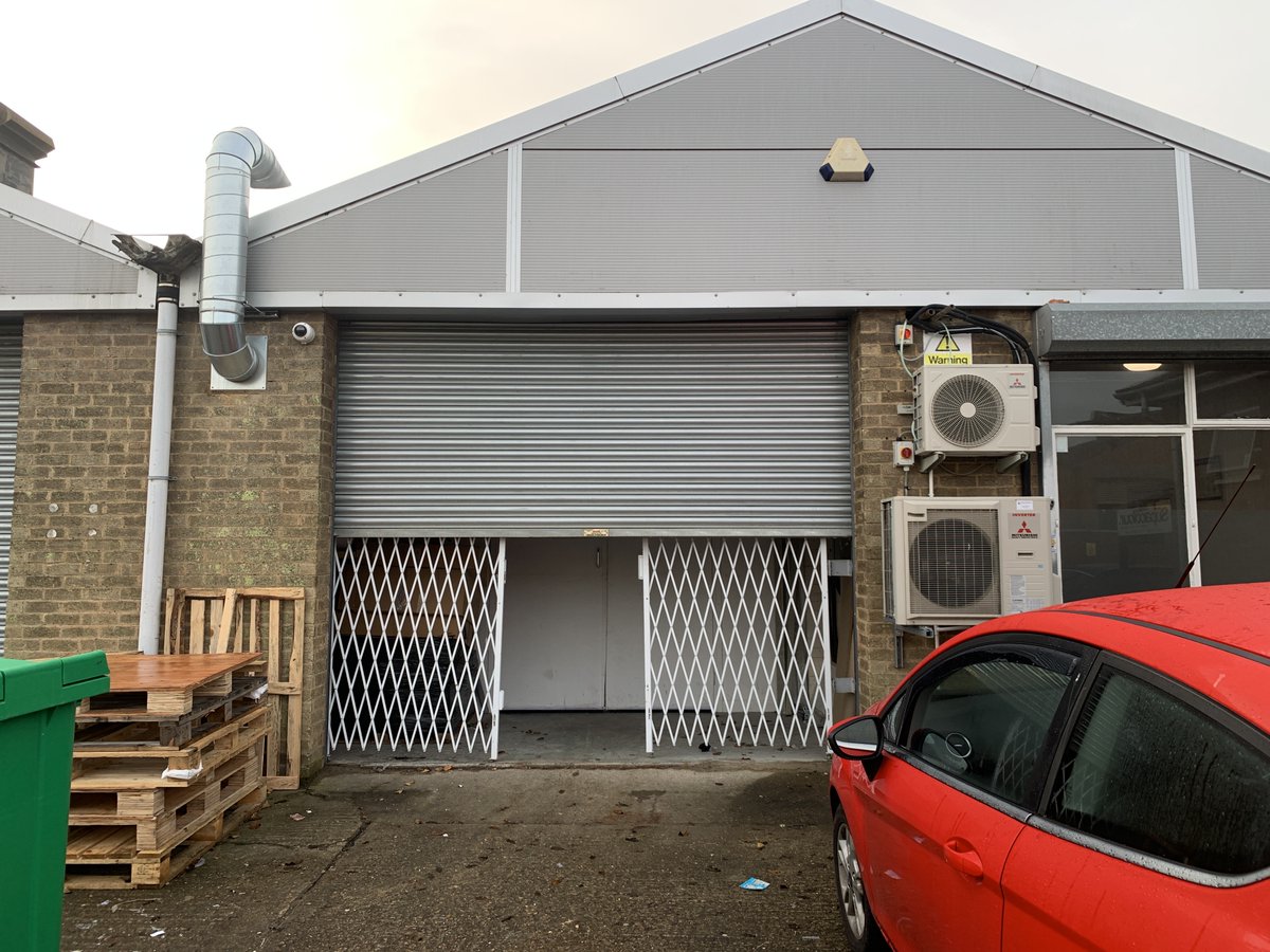PumpkinPrint's tweet image. We recently installed a new fascia sign and goods in/out sign at Supacolour, Corby. 

Graham &amp;amp; Gary did a great job in damp conditions, you definitely won’t miss the client’s building now!

Swipe to see before and the install in progress 👉 

#signage #fasciasign