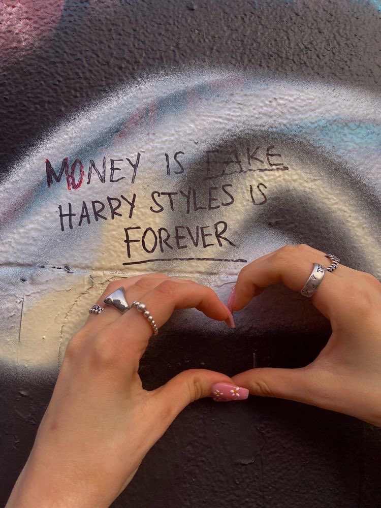 TheHarryNews's tweet photo. I’m voting #Harries for #BestFanArmy at the #iHeartAwards ⭐️

This one is for us so - RT or REPLY to vote! https://t.co/wMFlyPSU3X