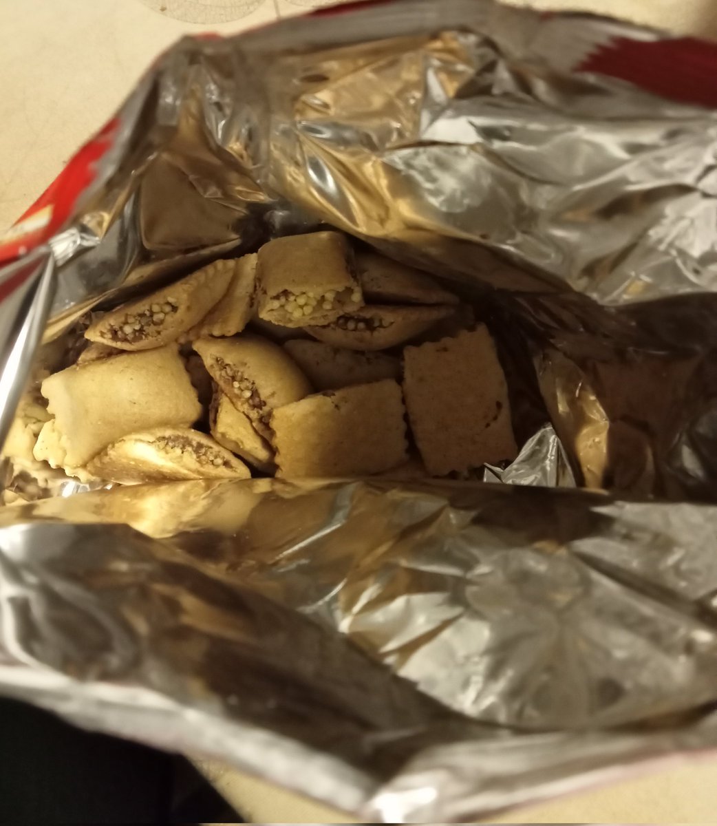kami_kami__sama's tweet photo. Hoy había comprado una bolsa de #Chocoflakes de #Cuétara, pero no me esperaba que fuesen tan pocos dentro de la bolsa. https://t.co/ttwzdpF8uD