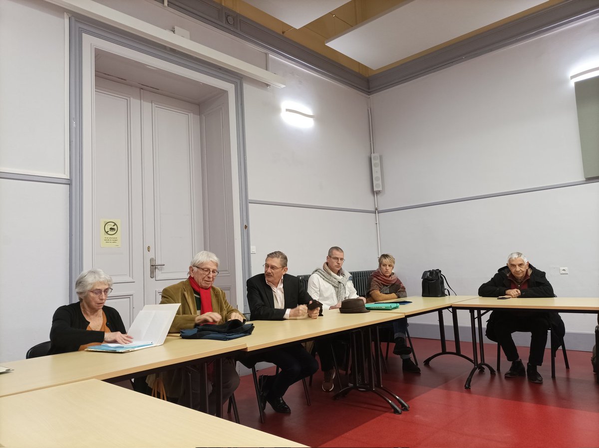 CBroucaret's tweet photo. Assemblée générale du collectif Blaye Bordeaux Rail ( crée en 2003) membre de @FNAUT_fr et de la @FnautNouvelle) Le maire de Blaye, l'un des fondateurs du collectif préside la réunion. https://t.co/3UokdZwju2