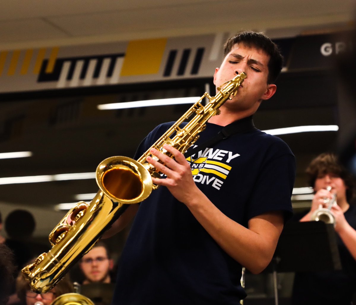 manestreamnews's tweet image. Photo of the Week: Playing his saxophone, senior Christopher Lario performs with the band during a middle school showcase. Photo by Jaxon Estes.