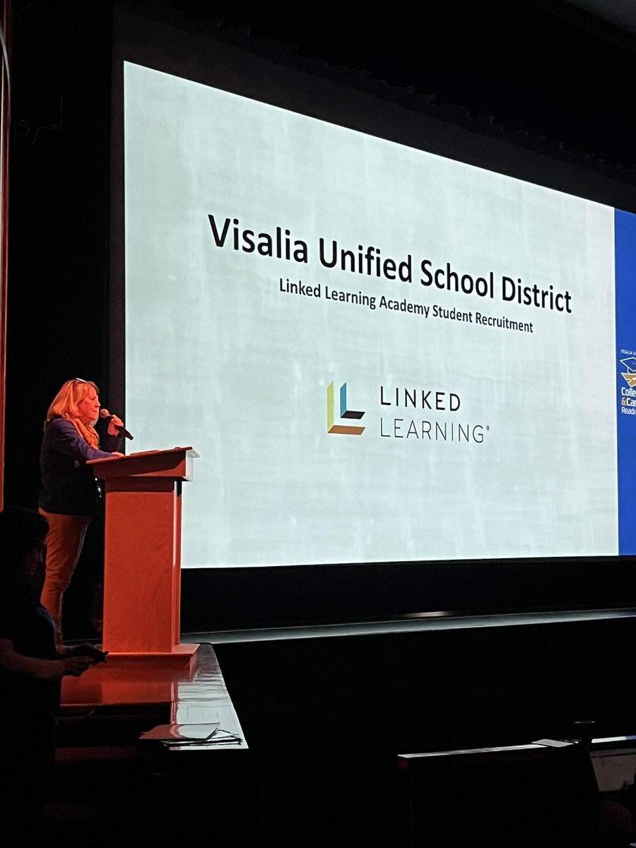 BreannePhillips's tweet photo. Valley Oak Middle School and Willow Glenn 8th grade students learning about Linked Learning opportunities available to all VUSD students.  #VisaliaUSD https://t.co/9oSaxNw3n2