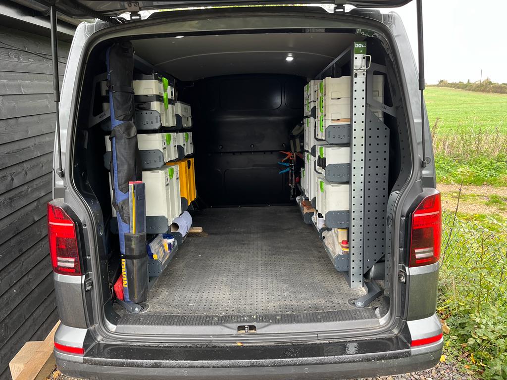 WOW, that floor space! 🔥 Everything safe and secure on the walls! 🤙🏼 #vanracking #racking #vanstorage #vanshelving #toolstorage #festool #systainer3 #vangoals #onthetools #carpenter #joiner #chippy #woodwork #humpday ⁣⁣⁣#bottmodulo3 #selffit #bottsmartvan #worksmartbott