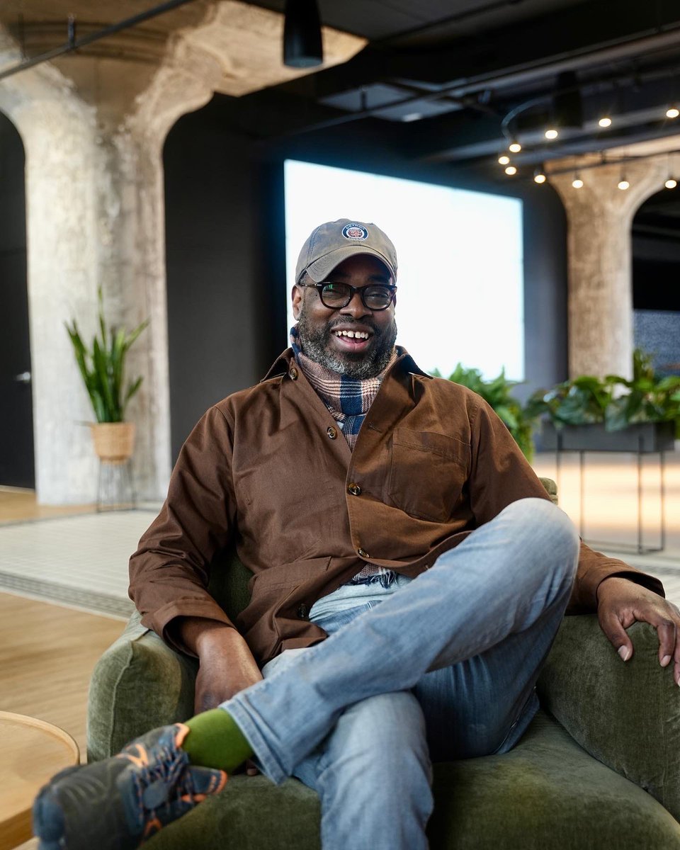 BridgeDet313's tweet photo. We’ve got some sunshine for a cloudy day ☀️ Last week, we hosted our first in-person meeting of 2023 inside of our NEW office space! To celebrate, we had an impromptu photoshoot and everyone was all smiles! We hope you’re smiling today too! 😄
 #humpday #bridgedetroit #detroit https://t.co/24dlQ0P25y