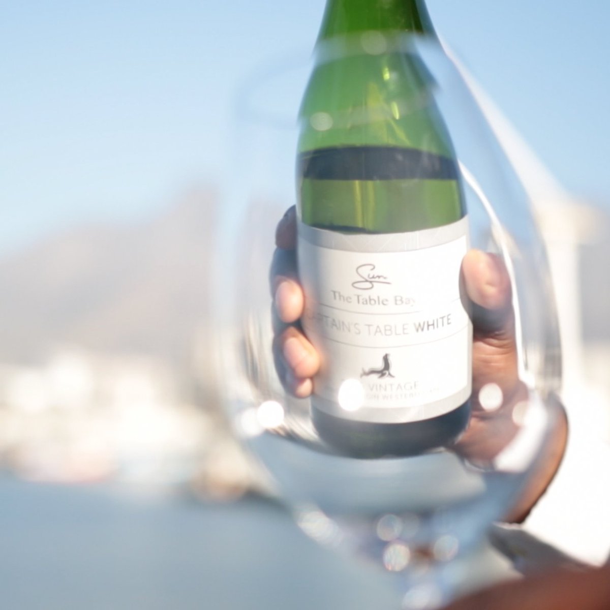 Taste the Cape Winelands from The Best Address in Cape Town 🍇 Explore the exceptional vintages you can expect at @TableBayhotelSA: ow.ly/EGnN50Mt4Iu