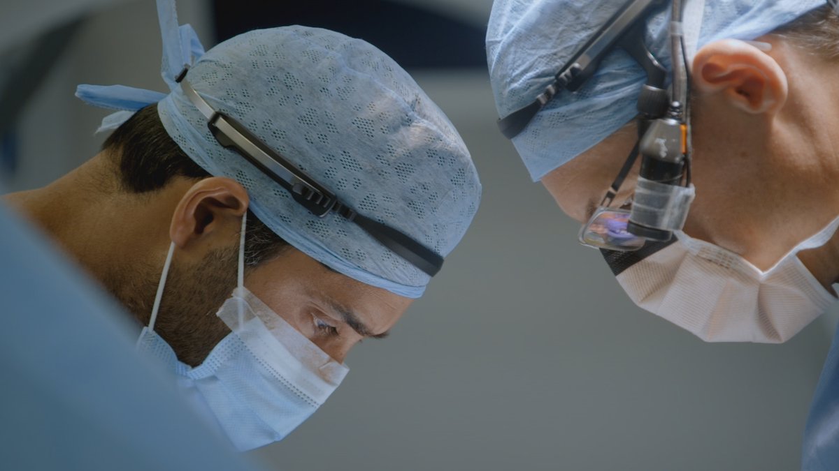 📺 It all kicks off tonight at 9.00pm on <a href="/BBCTwo/">BBC Two</a> - #Surgeons: At the Edge of Life is back!

Mark Kotter and Soumya Mukherjee​ operate on a mum who has a severed spinal cord and a critically injured motorcyclist.

Read more about the series: orlo.uk/8YBJ4