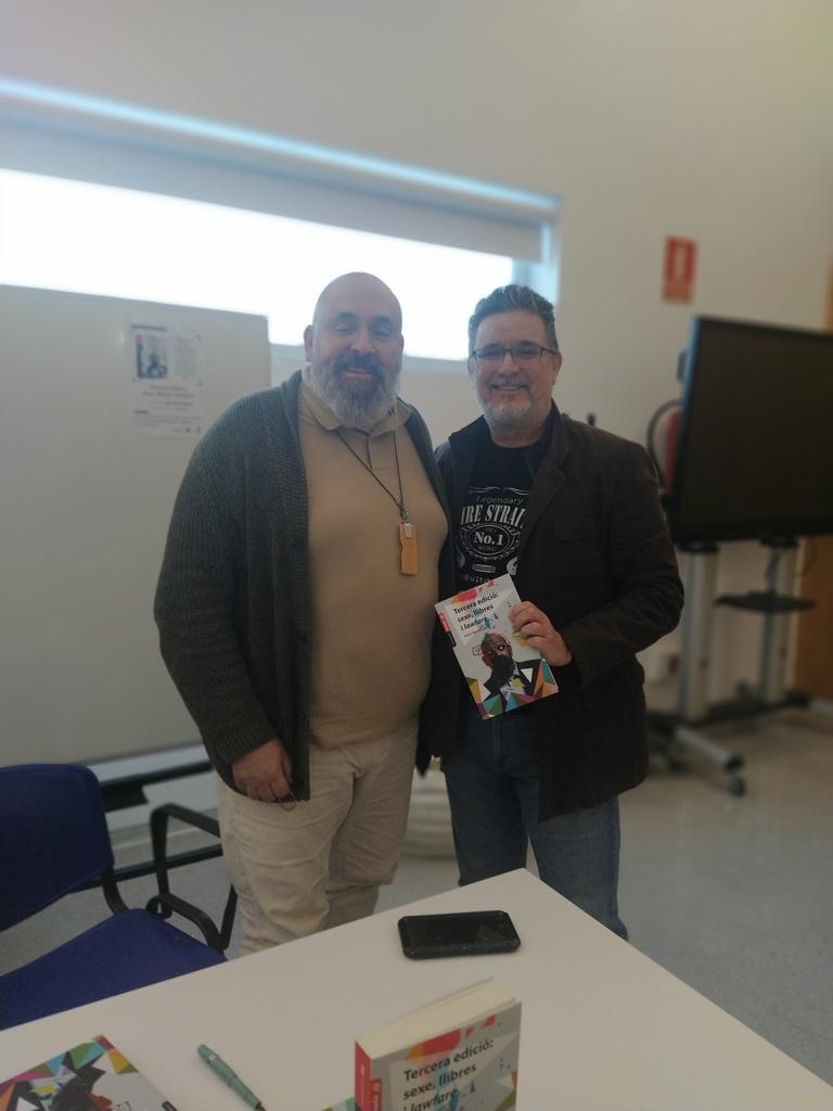 Finalizada la presentació de "Tercera Edició ...." De Enric <a href="/Nomdedeu/">(((Nomdedéu)))</a> a Sagunt.
Vos confesé que sentirlo parlar mola tant com llegir-lo però si parpadejes t'ho perds