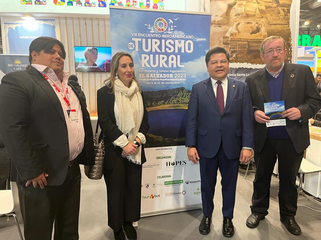 Hoy fue presentado en el Pabellón de #ElSalvador de #FITUR el VIII Encuentro Iberoamericano de Turismo Rural.
Estuvo a cargo del Excmo. Embajador Mauricio Peñate, de El Salvador en España, Juan José Salado Sánchez; Secretario General de #IBEROATUR.