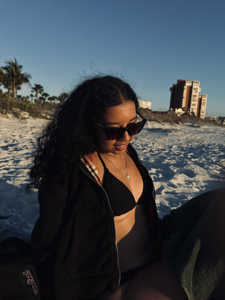 Skelavs's tweet photo. I love the beach views 🖤 https://t.co/w9bxwhOaA2