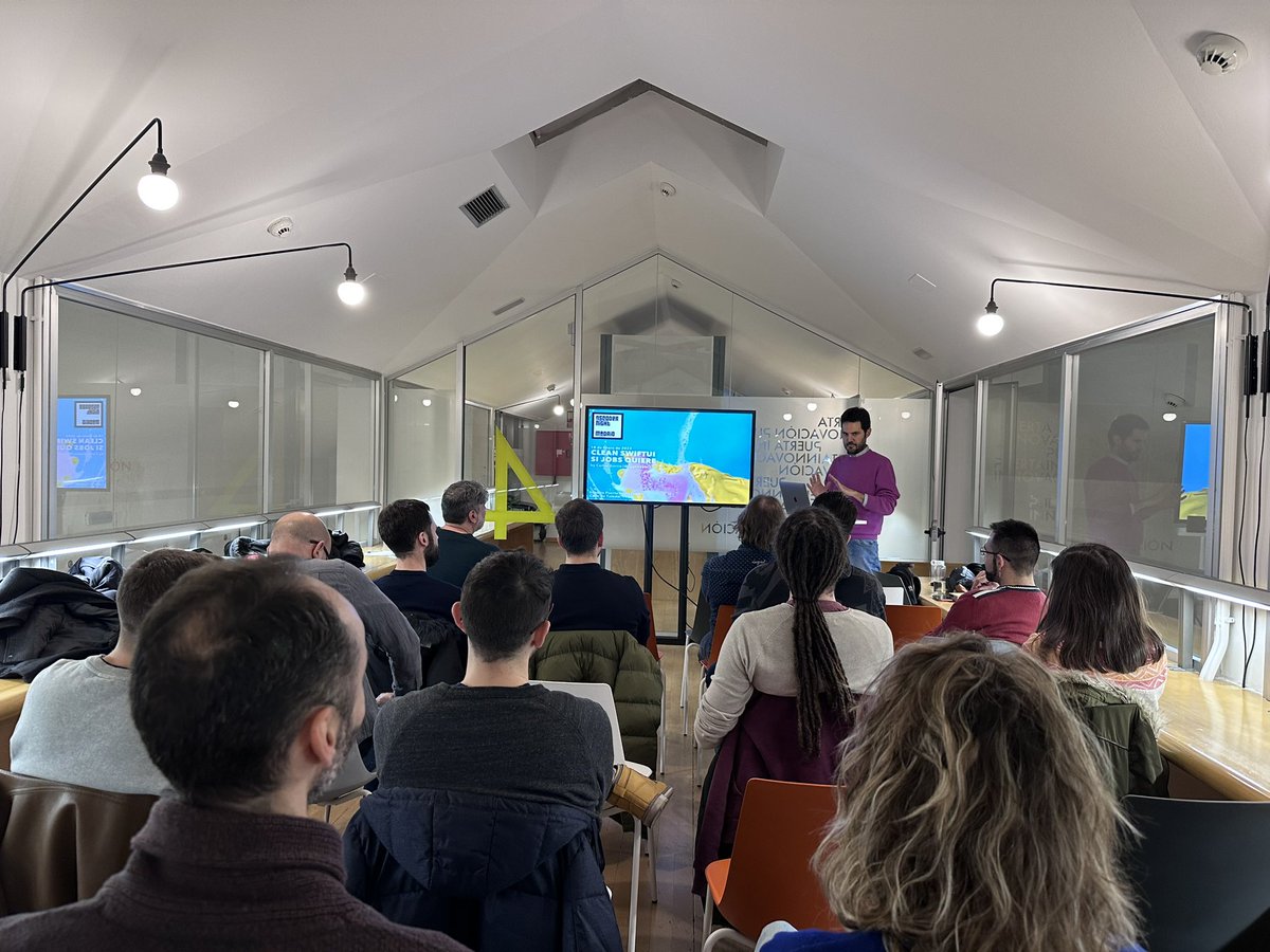 nscoder_mad's tweet photo. Arrancamos la charla de hoy sobre arquitectura en #swiftui por @cggtweets . Gracias a @Puerta_Inno  por cedernos sus instalaciones. https://t.co/0L2CUyMGiY
