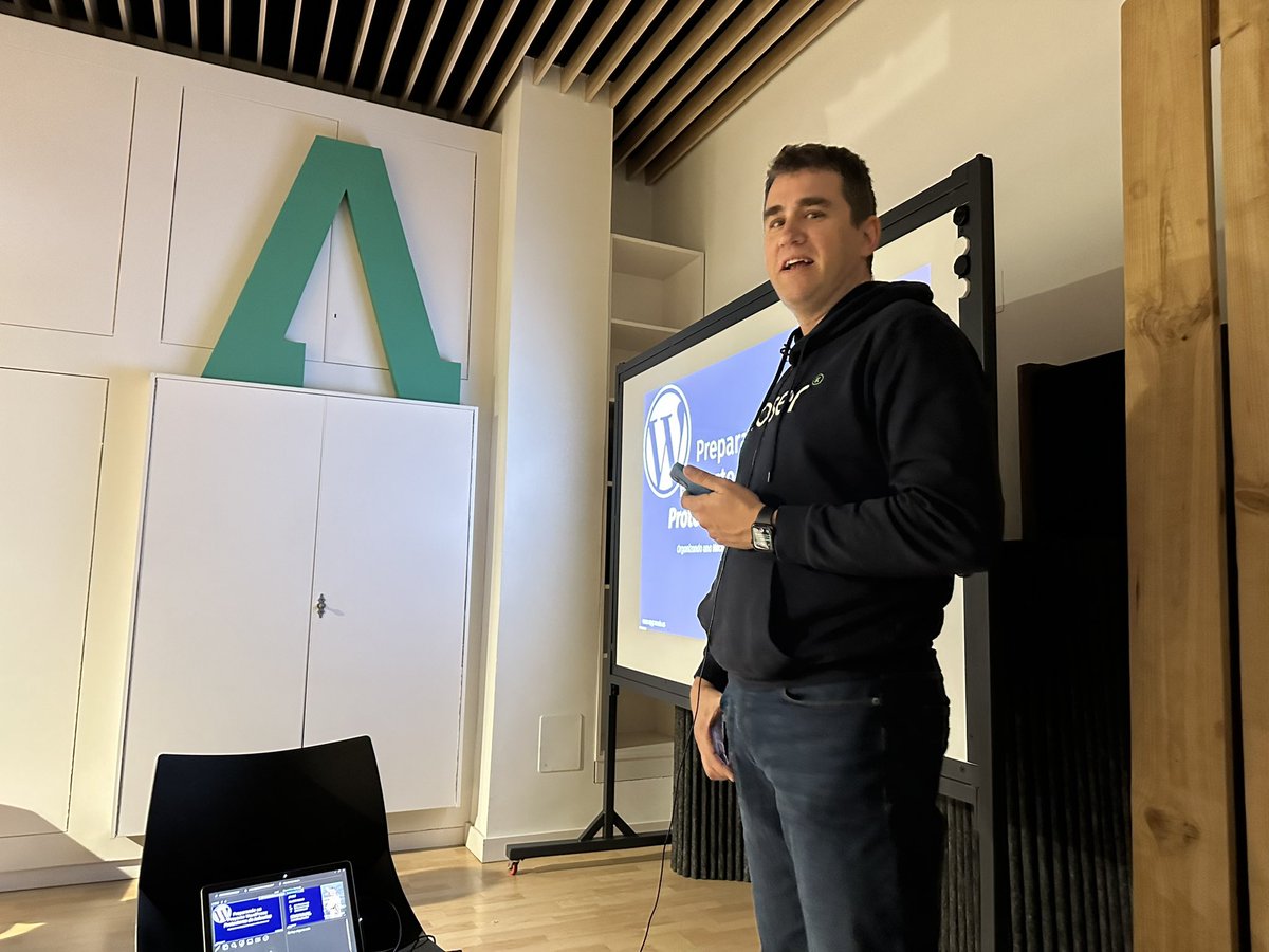 Ya estamos en el aire, podéis vernos a través de YouTube y en directo en <a href="/AndaCoWork/">Anda Cowork</a> 

youtu.be/XccXNDZYxOY