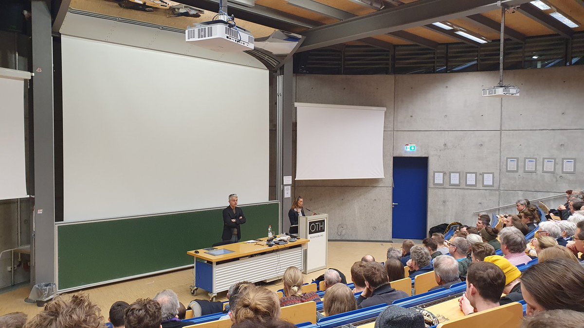 Besetzt bis zum letzten Sitzplatz beim Vortrag von <a href="/CarloMasala1/">Carlo "Realism, Gedankenfetzen and Rants" Masala</a> an der <a href="/OTH_Regensburg/">OTH Regensburg</a>, organisiert von den Professorinnen Rudolph und <a href="/ina_schildbach/">Ina Schildbach</a>