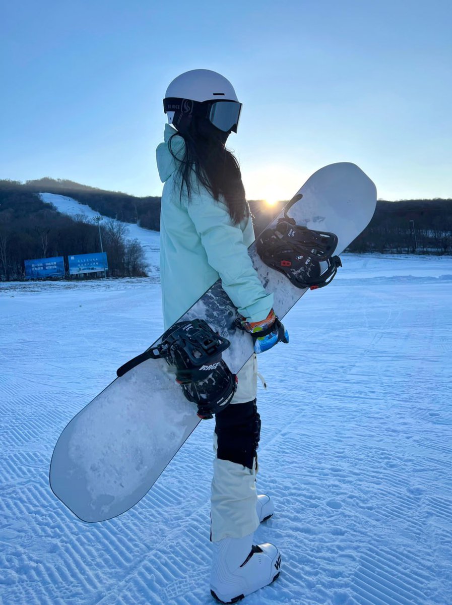 rufaidahgu's tweet photo. Don't ask me if it's cold, if it's not, I finally dare to ski alone https://t.co/nmY4IFb14W