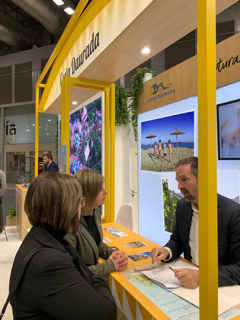 Dies de @fitur_madrid per seguir treballant conjuntament amb operadors turístics i empreses del sector per impulsar el mercat de proximitat i dinamitzar la @costadauradatur i les @terresebretur. #TurismeDipta