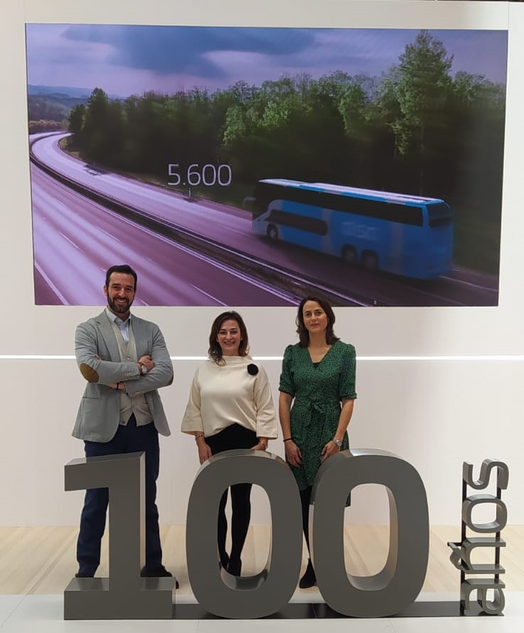 Asociacion_DEC's tweet photo. 💬Hemos hablado con Alvaro de Ramón de @aena , Lourdes Jiménez de @OKMobilityCorp, Paula Bouzada de @Alsa_autobuses  y @solera_daniel de @HyundaiEsp y nos ha acompañado también @jose_serrano, de nuestra junta directiva y CEO DE @IZOInsights.

#FITUR #CustomerExperience #Madrid https://t.co/Q8YzV1NAiC