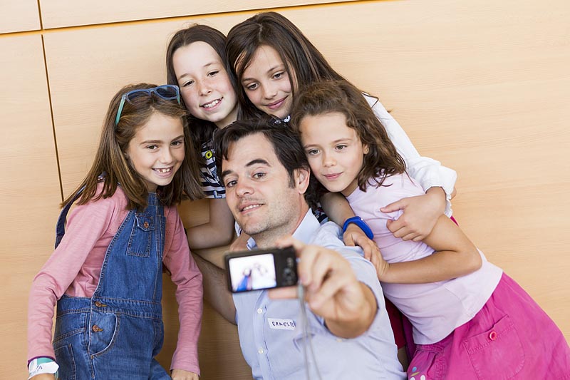 FundacionCanal's tweet photo. ¿Y por qué no un selfie en familia? Este es de una de las visitas taller a nuestra sala con @MirArte_SL #MuseumSelfieDay #selfie #enfamilia https://t.co/gHwTPeSLZu