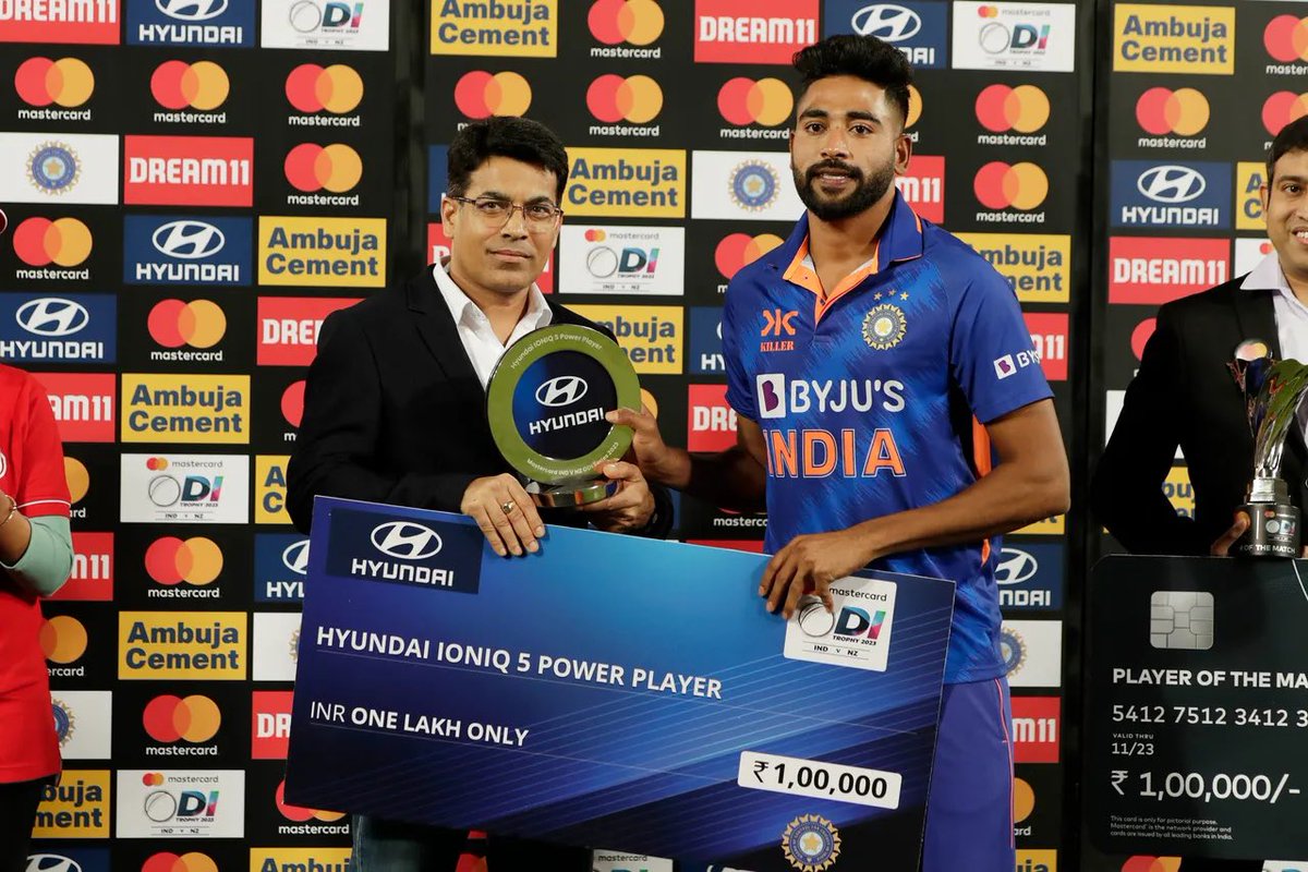 mdsirajofficial's tweet photo. Indeed a special feeling to play my first international match at my home ground while my family &amp; friends were cheering for me. Long way ahead 🙏 and top knock today @ShubmanGill. Even Bracewell 👏 https://t.co/ciRNUl9OFb
