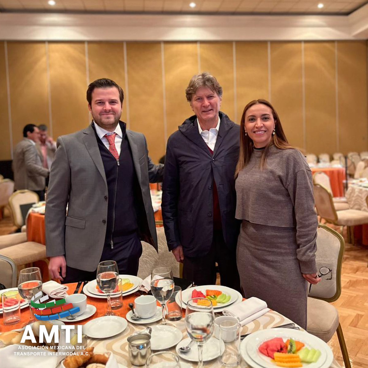 AMTIMexico's tweet photo. Agradecemos a @edelamadrid por compartirnos tan enriquecedora conferencia: Panorama Económico 2023 al igual que a @YolaEsquivel, @anchus por coordinar este evento y por supuesto a todos los que nos acompañaron a adentrarnos en este fascinante tema. 
#CreandoCulturalntermodal https://t.co/HnRkY2J80T