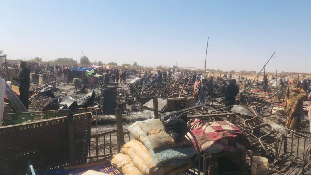 So saddened that Altakamol camp for about 1000 S Sudanese #refugee families in #Khartoum, #Sudan completely destroyed by fire last night 
1 dead, 2 missing, 11 srsly injured
Our teams part of coordinated response 
#shelter is the least funded sector in Sudan, and standards v poor
