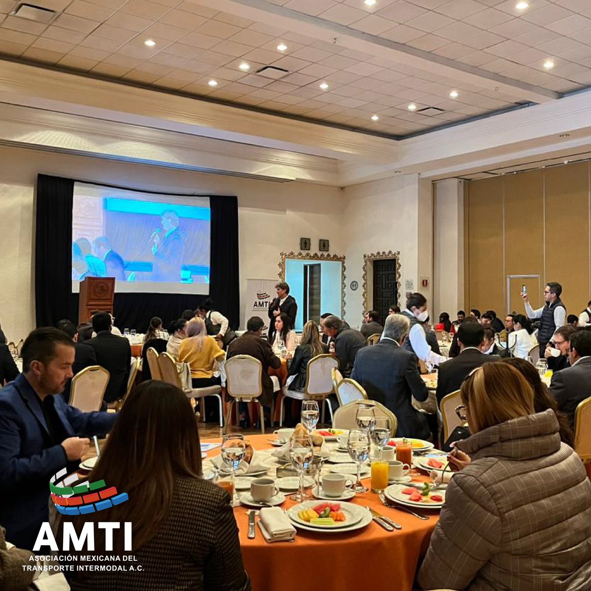 AMTIMexico's tweet photo. Agradecemos a @edelamadrid por compartirnos tan enriquecedora conferencia: Panorama Económico 2023 al igual que a @YolaEsquivel, @anchus por coordinar este evento y por supuesto a todos los que nos acompañaron a adentrarnos en este fascinante tema. 
#CreandoCulturalntermodal https://t.co/HnRkY2J80T