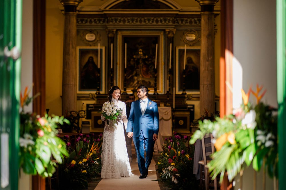 Colorful and tropical destination #wedding in Italy as a tribute to the groom's homeland

👉 noemibellante.com