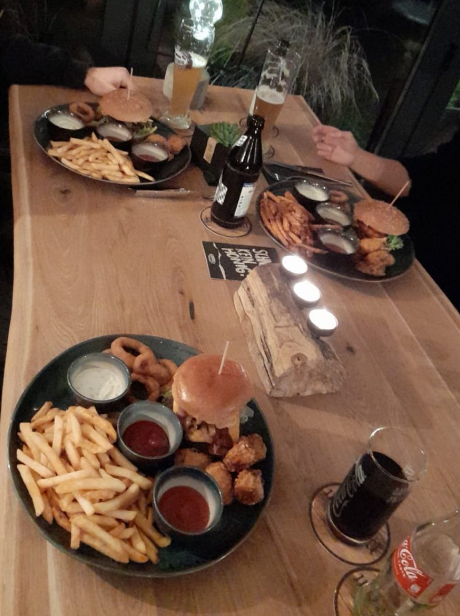 KSteelecf's tweet photo. #Dinnertime at the best #burgerplace in the city 😋
You won't ever set a foot in a McD or BK again!
#foodporn #burgerlove 🍔❤️
#cheatmeal https://t.co/MICB7JT0Bl