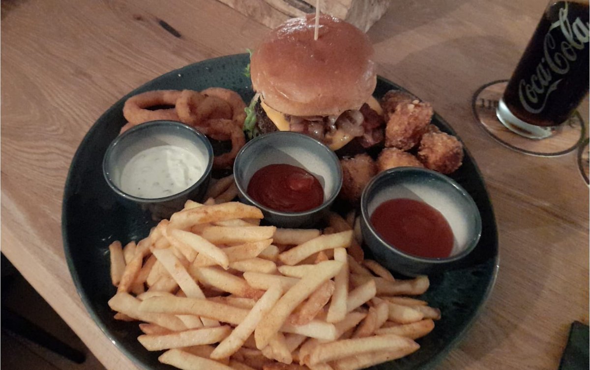 KSteelecf's tweet photo. #Dinnertime at the best #burgerplace in the city 😋
You won't ever set a foot in a McD or BK again!
#foodporn #burgerlove 🍔❤️
#cheatmeal https://t.co/MICB7JT0Bl