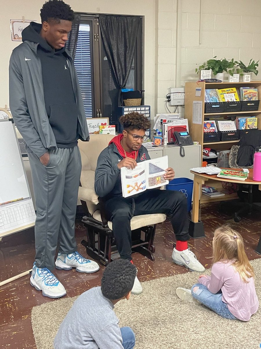 We would like to thank the members of ⁦@WildkatBBall⁩ who were able to join us this morning to read to our Kindergartners as we celebrate the 100th day of school! Another great Wallace Wednesday!