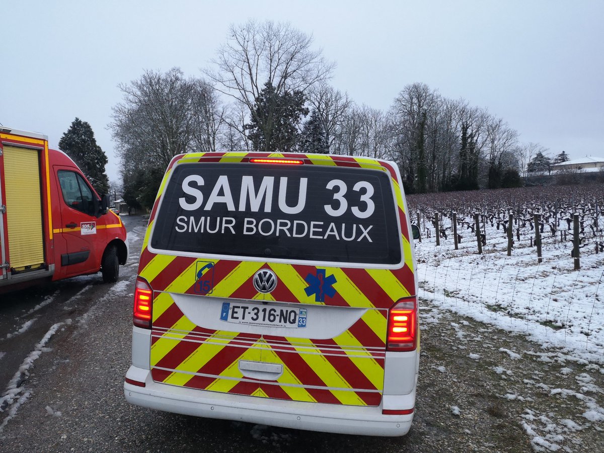 ACASMUR33's tweet photo. @CHUBordeaux @yannbubien @Alexis_Thomas_h @RaphaelYven @LucDurand14 @charles_cazanav @GrenierNicolas7 @NicolasTachon @ARS_NAquit Jusque dans les vignes enneigées ! https://t.co/DzIUrFhzSO
