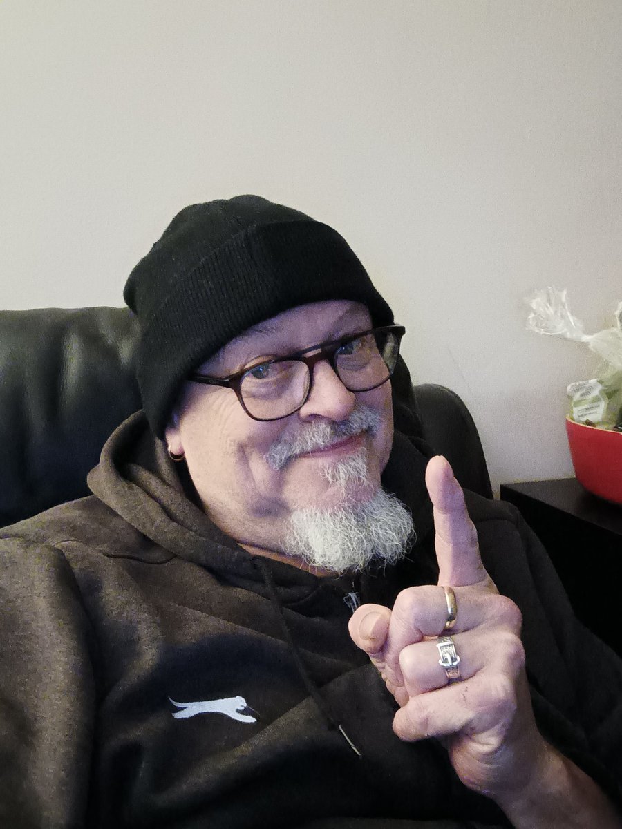 Mr_S_p_i_k_e's tweet image. Remember folks put a hat on before the heating if you can. You lose a lot of heat through the top of your head! #HatbeforeHeating #coldspell #winter