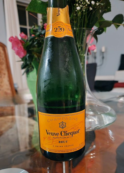 The service I've received here from the slaves truly puts the majority of you to shame. Meals, champagne