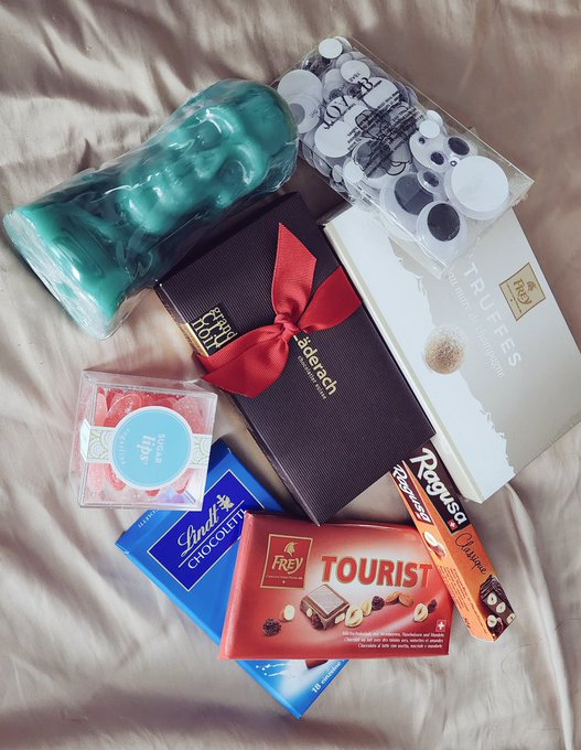 The service I've received here from the slaves truly puts the majority of you to shame. Meals, champagne