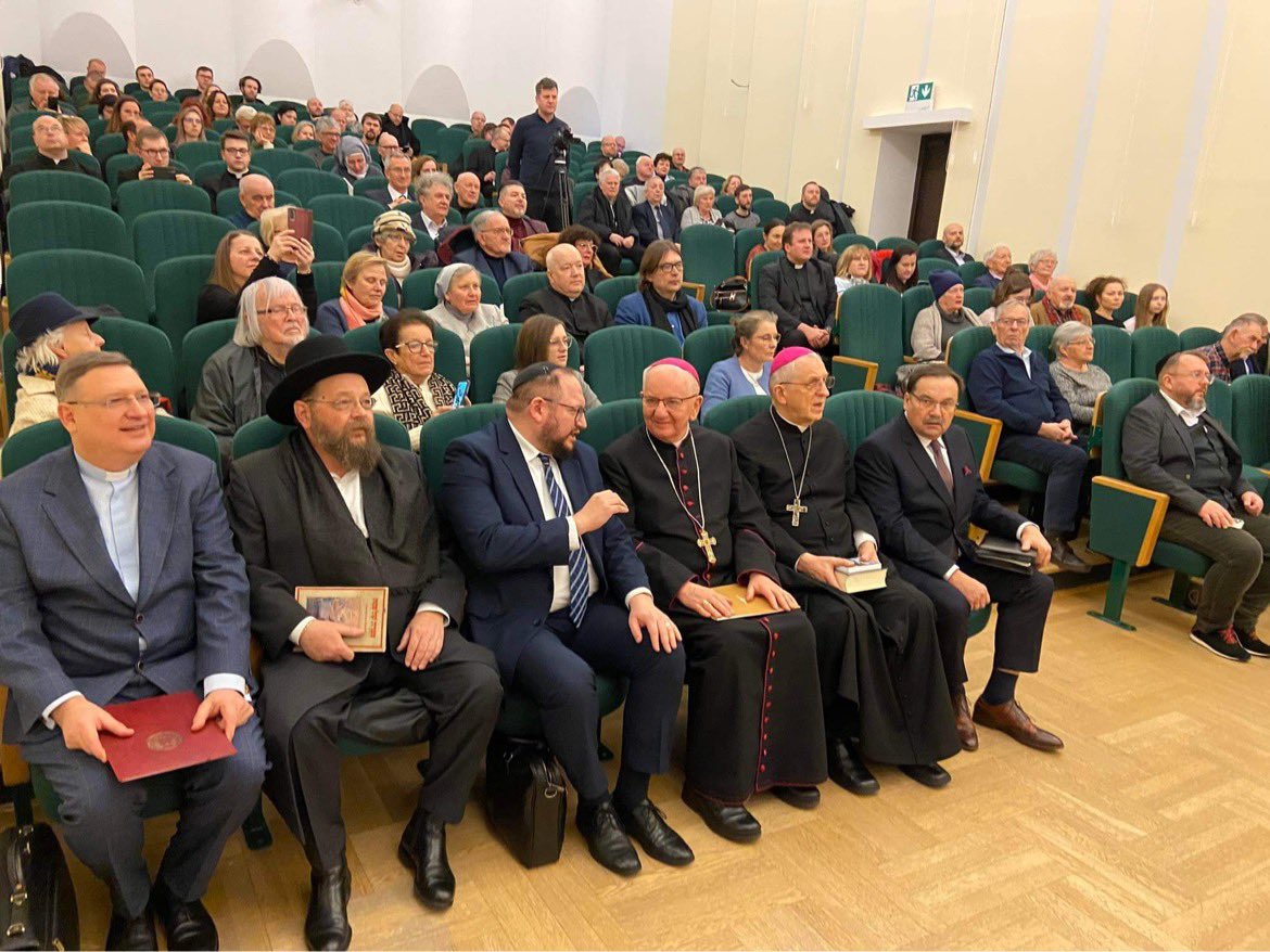 Religia żydowska nie jest dla naszej religii rzeczywistością zewnętrzną; można mówić o ścisłym pokrewieństwie obu religii - podkreślił podczas Dnia Judaizmu na <a href="/KUL_Lublin/">KUL, John Paul II Catholic University of Lublin</a>  abp Stanisław Budzik <a href="/ArchLubelska/">Archidiecezja Lubelska</a>. <a href="/HeschelKULpl/">Centrum Heschela KUL</a>