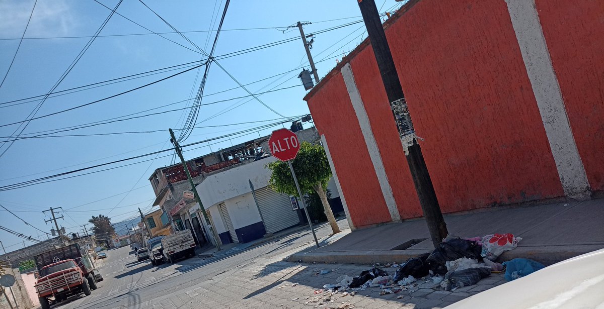 SeySanchez's tweet photo. En #Tehuacán las autoridades y los ciudadanos han normalizado ver las calles llenas de basura.
Así luce la zona de la colonia Lomas de la Soledad. 
@OOSELITE_TEH 
@SergioSalomonC https://t.co/8Jh7ELflvj