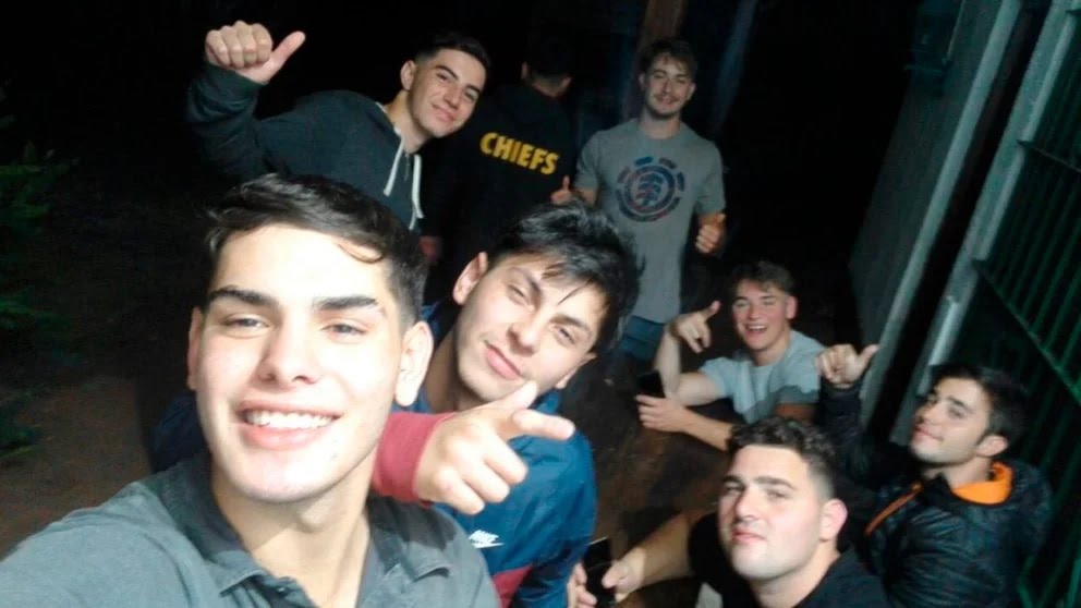 Cuestionateeok's tweet photo. La foto tomada por Blas Cinalli a las 5:11 de la madrugada del sábado 18. En la foto se ve al grupo de los rugbiers sonrientes después de haber matado a golpes a Fernando. https://t.co/iu69QkYNws