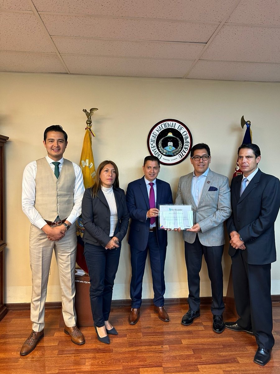 CarreradeAdmin1's tweet photo. Como parte del“Proyecto de fomento al emprendimiento social y productivo de la provincia de Chimborazo” nuestro Rector Dr Nicolay Samaniego,recibió un reconocimiento de la Subgerencia Nacional de Banecuador representada por el Ing.Milton Vaca,Gerente Zonal 3 de la institución. https://t.co/FPNOqaxR7M