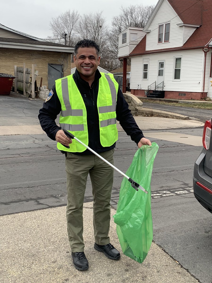 CityofPeoria_IL's tweet photo. Photos from @AmeriCorps and PeoriaCorps Day of Service, a cleanup event inspired by Dr. Martin Luther King Jr.’s ideal of “beloved community”. Over 40 volunteers collected trash, debris, and tires! https://t.co/KDmpL0oAF0