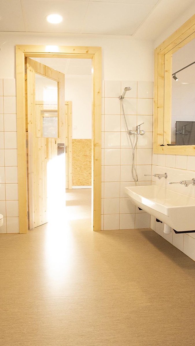 “Hem creat un espai diàfan que es nodreix sobretot de la llum del sol”, sosté Marín, que afegeix que “lluny de ser un espai sobrecarregat, apostem per aules i zones espaioses perquè les omplin lliurement els nostres alumnes més petits.”
<a href="/escolapiacat/">Escola Pia Catalunya</a> <a href="/educaciocat/">Educació</a>