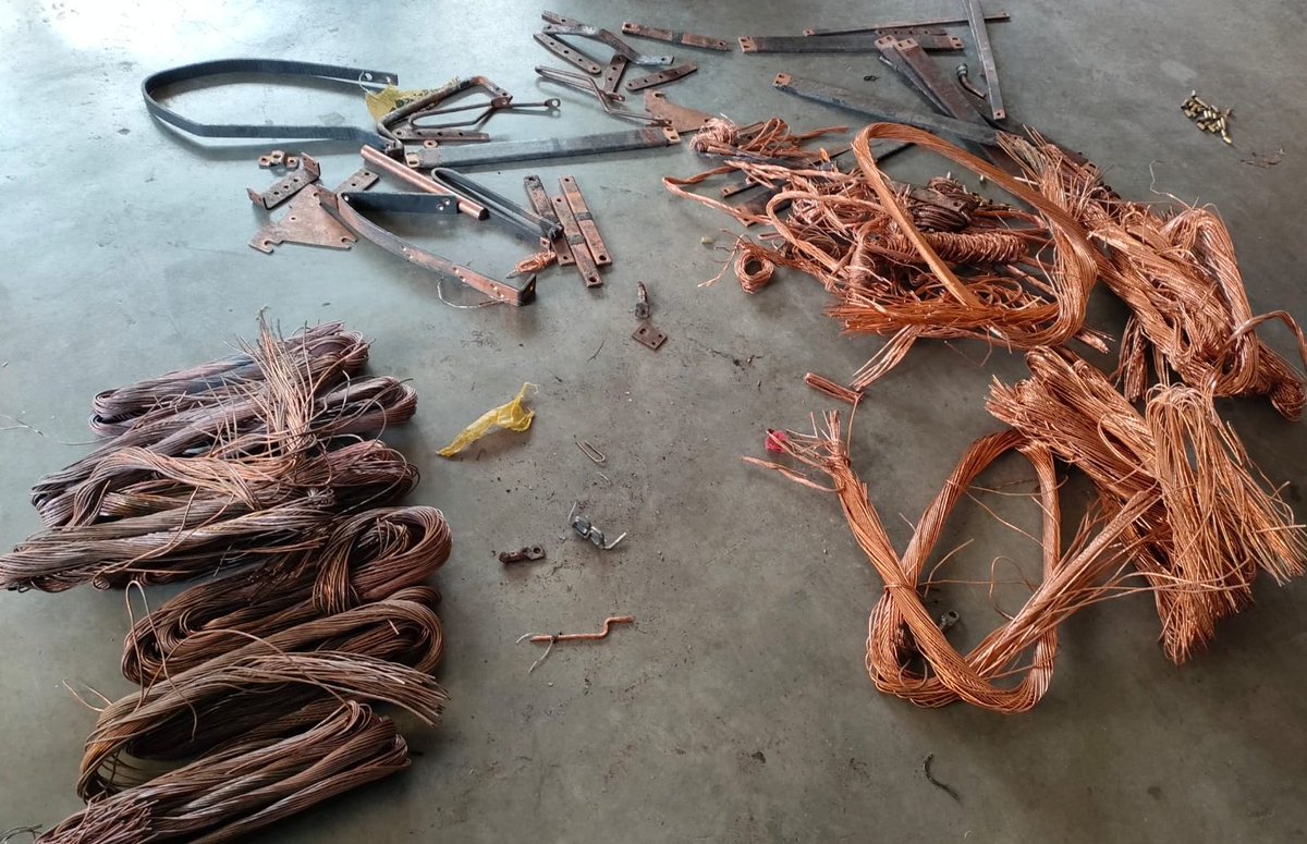 CityPowerJhb's tweet image. A suspect was arrested in Roodepoort last night for being in possession of 140kg of copper cables belonging to  City Power estimated to worth around R80 000. The suspect, a Cameroonian illegal migrant, attempted to bribe the @SAPoliceService with R10 000 during the arrest.
