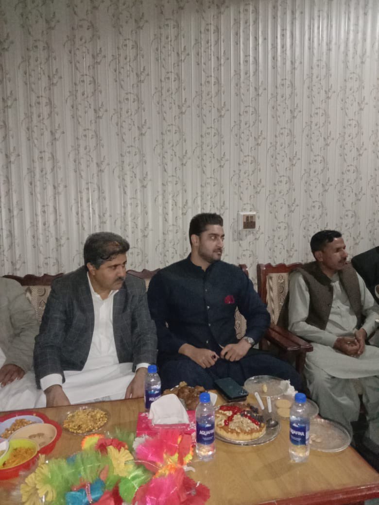GhanwerIsran's tweet photo. Visited Sher Khan Isran of Village Sher Khan Isran, UC Sijawal Junejo, Taulka Sijawal Junejo to inquire about his son’s @Sharafu86853764 injury. Prayed for his smooth recovery. https://t.co/VR0X5ReSHe
